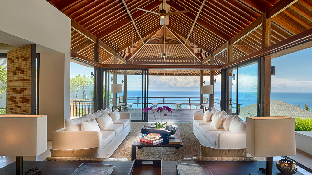Sohamsa Ocean Estate - Villa Soham - Airy living area overlooking the ocean